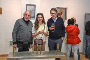 Boyko Mitkov (links) mit zwei Ausstellungsbesucher:innen