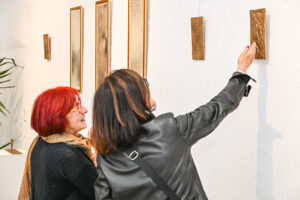 Gegenstand der Ausstellung sind neben Skultpuren auch Bilder und Reliefs.