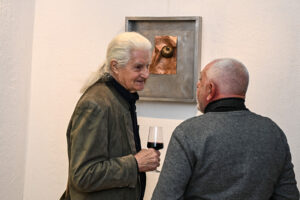 Boyko Mitkov im Gespräch mit einem Besucher der Ausstellung