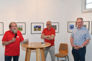 Hans Paul Limbeck eröffnet die Ausstellung "Die Vogelwelt der Leithaauen" von Manfred Falb. Rechts im Bild: Bgm. Ing. Gerhard Zapfl