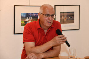 Manfred Falb spricht einleitende Worte zur Fotoausstellung.