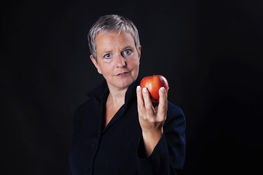 JanaRaile_mit_Apfel_reduziert